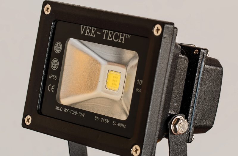 Projecteurs LED solaires : une solution écologique pour votre éclairage extérieur